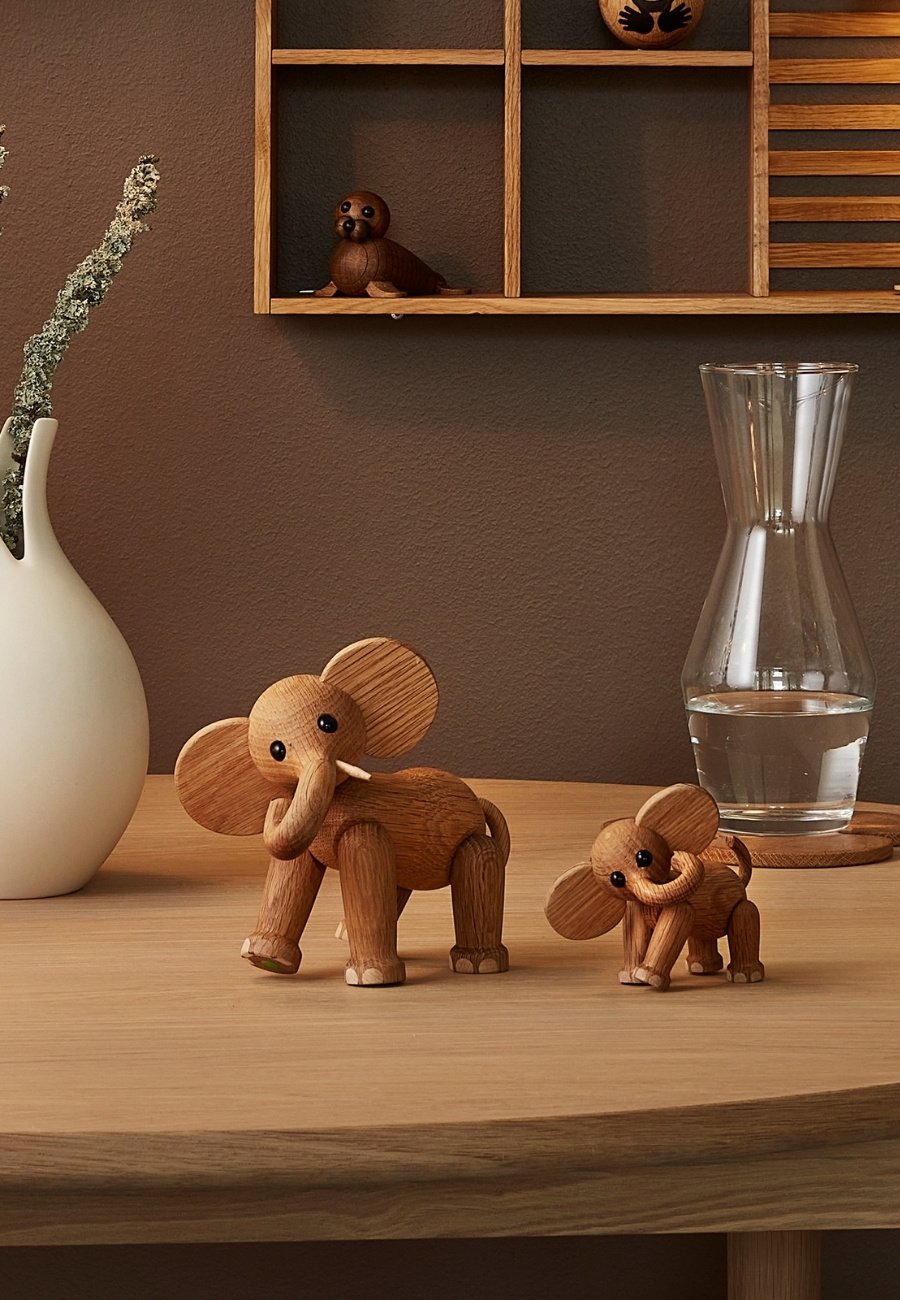 Ella Elefant Baby Trädekoration 9 cm Ek/Lönn